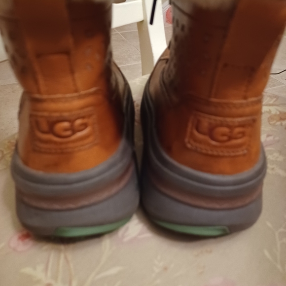 UGG Waterproof Leather Lace Up Boot with Sherling fur Size 7 Gorgeous - Picture 10 of 16